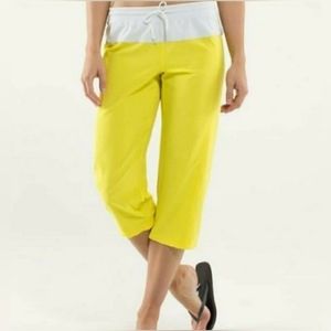 ☃️Lululemon Step Lively Crop in Sizzling Yellow/Nimbus